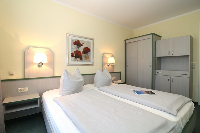 Ferienwohnung in K&uuml;hlungsborn - Appartementanlage Ostseeblick Fewo R&uuml;gen 12 - Schlafzimmer mit viel Stauraum