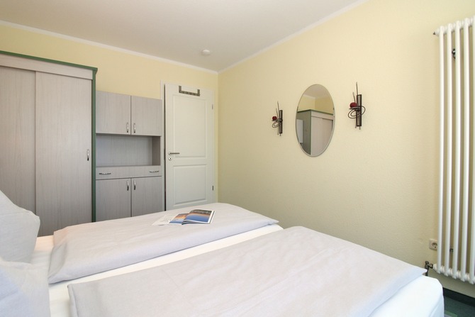 Ferienwohnung in K&uuml;hlungsborn - Appartementanlage Ostseeblick Fewo R&uuml;gen 12 - das ger&auml;umige Schlafzimmer