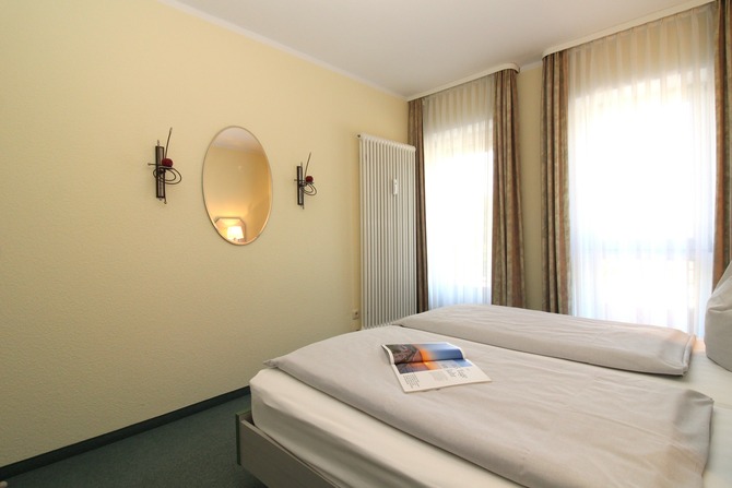 Ferienwohnung in K&uuml;hlungsborn - Appartementanlage Ostseeblick Fewo R&uuml;gen 12 - Schlafzimmer mit direktem Balkonzugang
