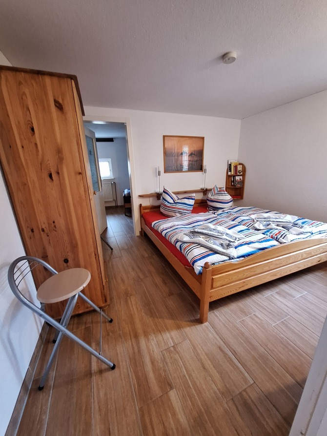 Ferienwohnung in B&ouml;rgerende - Bull - Schlafzimmer mit Kleiderschrank