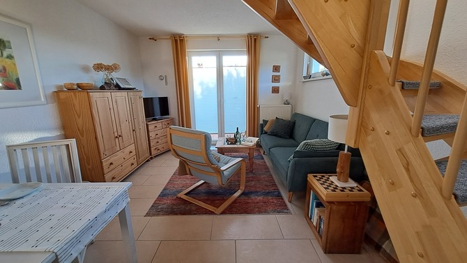 Ferienhaus in K&uuml;hlungsborn - Schlehdornhaus - Wohnraum mit Terrasse