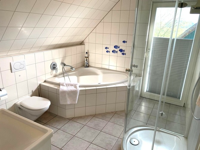 Ferienhaus in Ostseeheilbad Zingst - Kiek &ouml;ver 33 - Bad OG mit Dusche und Badewanne